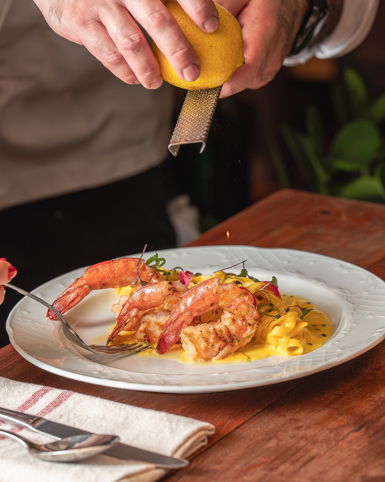 Do café da manhã ao happy hour: um roteiro para celebrar os pais